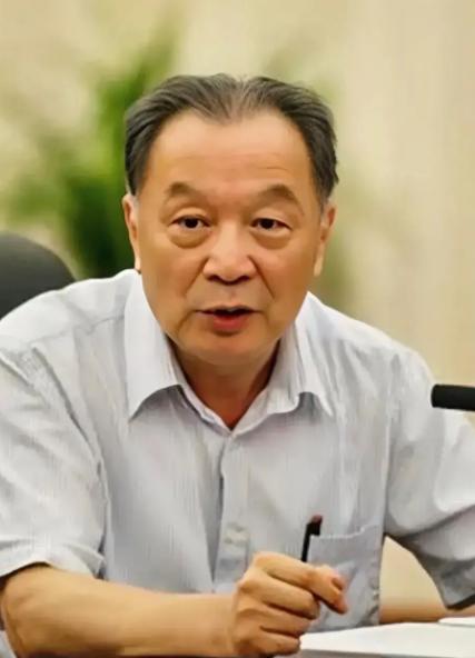 温铁军教授说，你们知道农业学大寨时，毛主席说了一句什么话吗？他老人家说，我看大寨