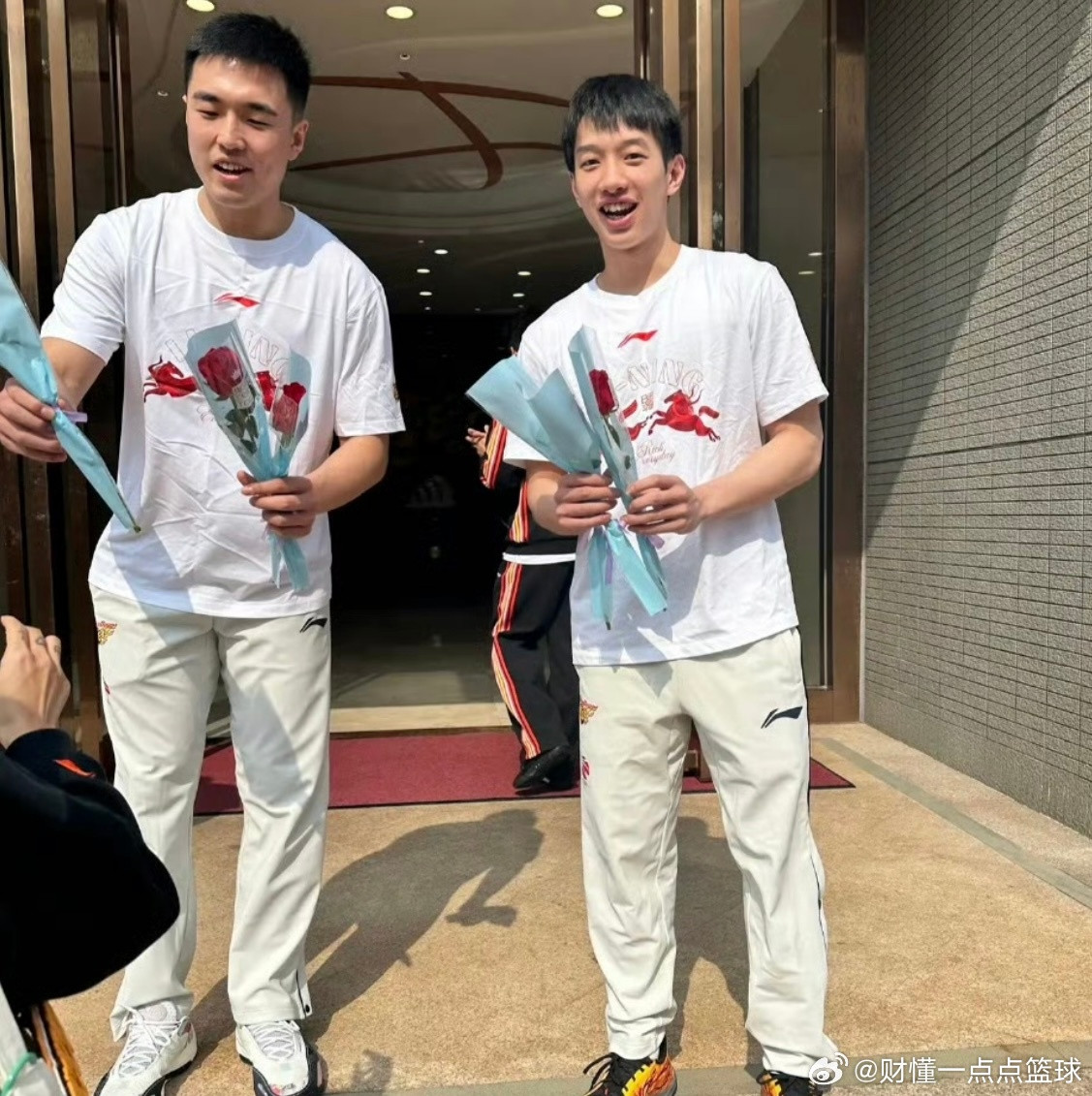 广东宏远球迷探营日：三八节这波双向奔赴，太甜了！这个周末，广东宏远训练基地直接变