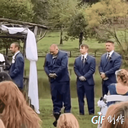 看到这个画面，非常的纳闷，他的裤子为什么会掉下来？难道他就没有扎裤腰带吗？还是裤