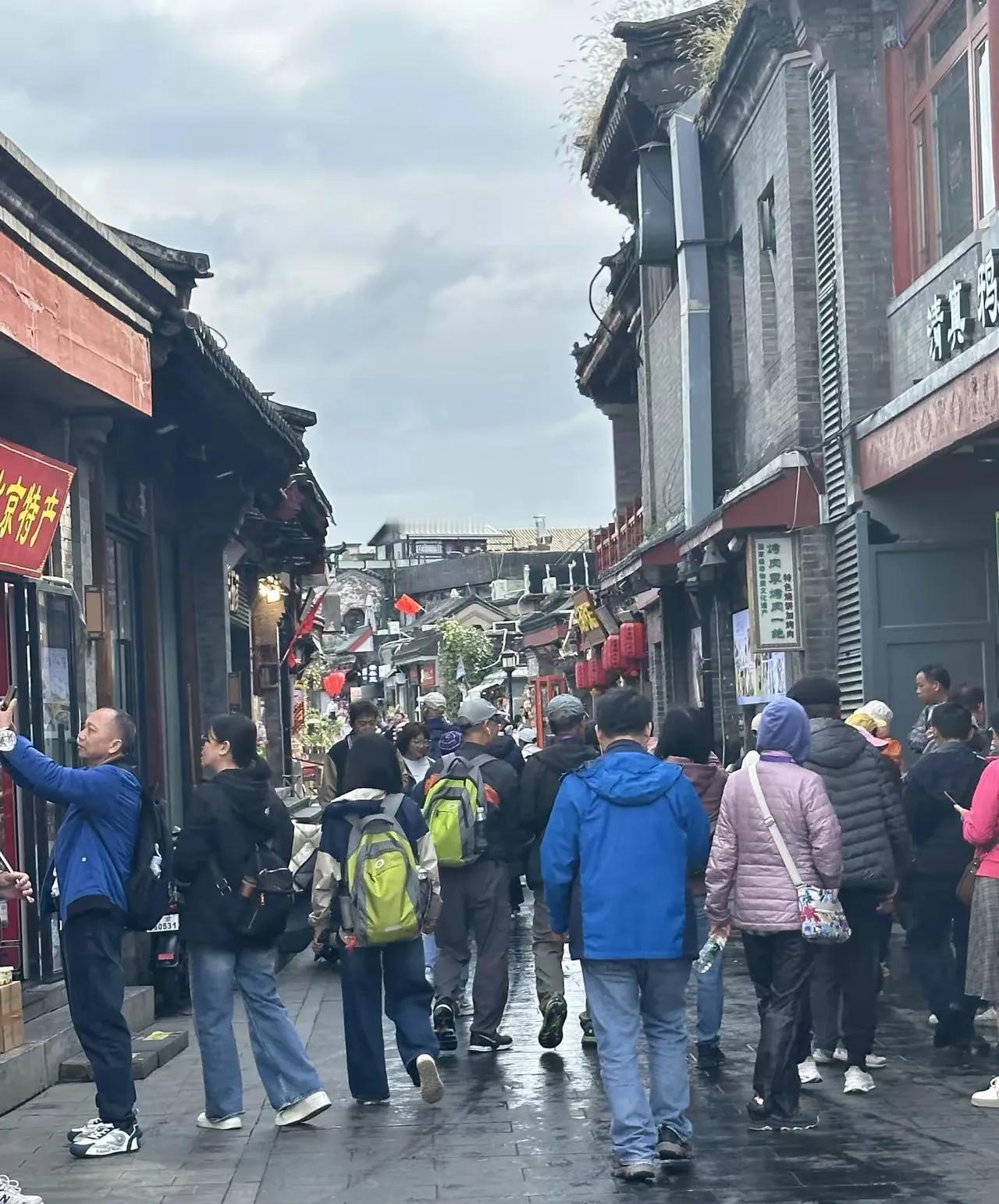 现在南北天气差也太离谱了！北方人羽绒服早早就穿上了，南方人却还在穿短袖[捂脸哭][