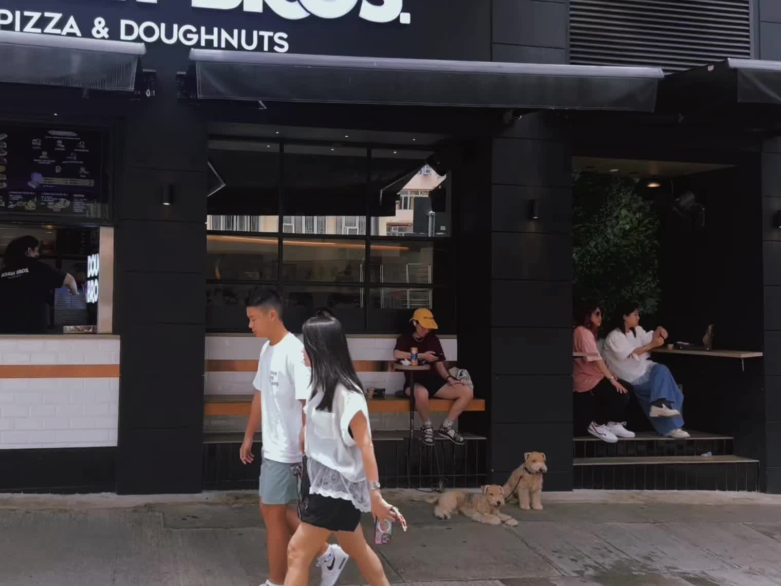 香港的狗，都比我有都市感 穿小衣服、坐地铁、在茶餐厅门口等蛋挞 而我...