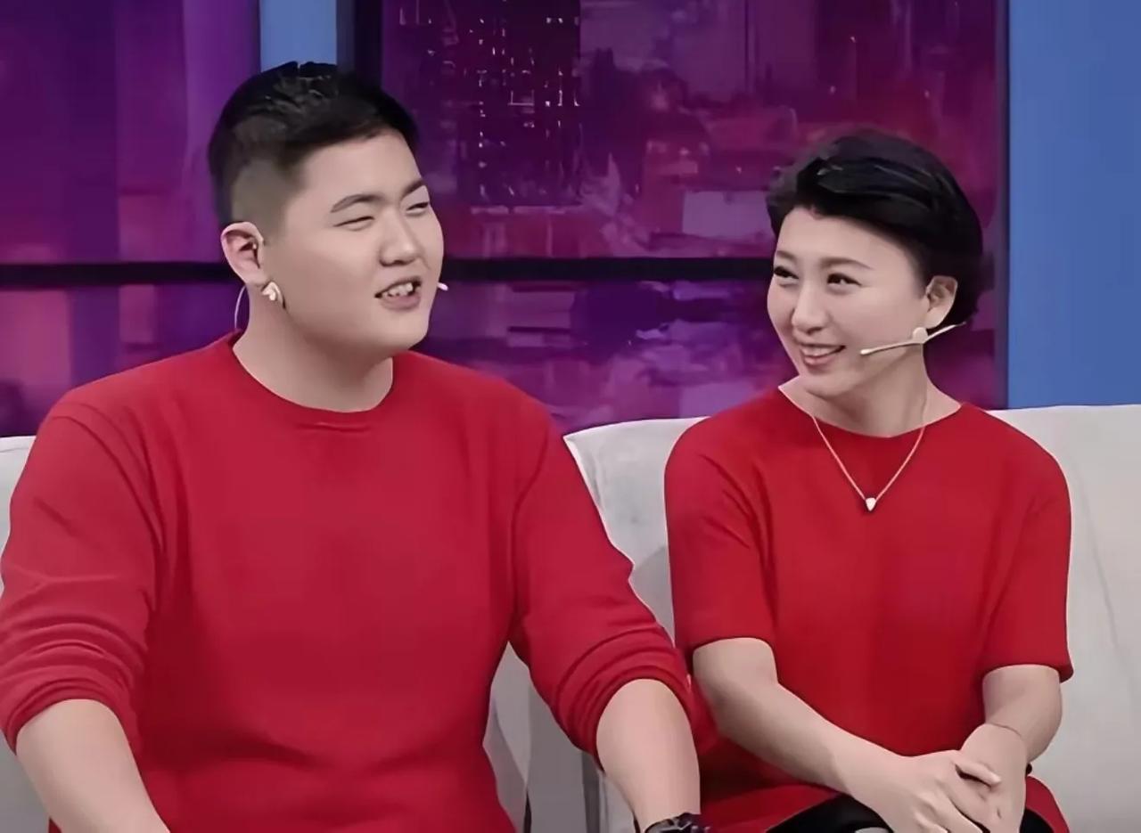 闫学晶替儿子哭穷，年收入仅几十万。近日，演员闫学晶在直播间透露32岁的儿子年