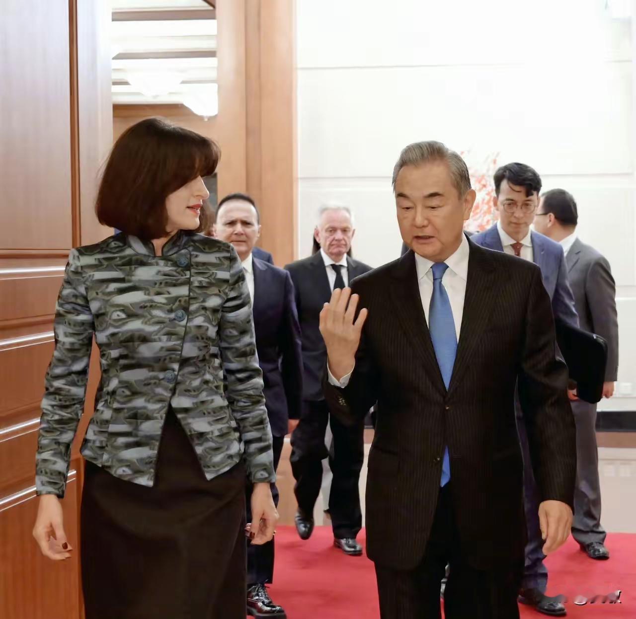 这位女外长用了两个“所有”来支持一个中国政策，很新鲜，很舒服，第一次听到！