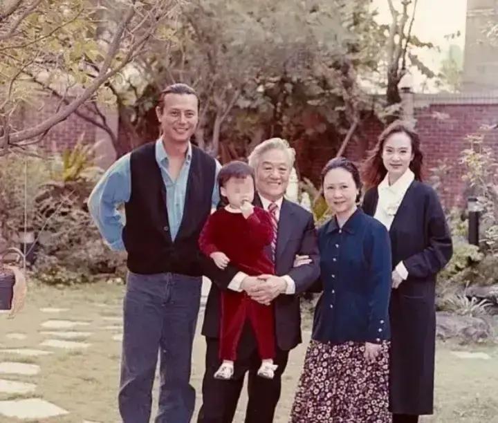 一觉睡醒是不是全网都知道了。1938年出生的琼瑶，1968年成名；此