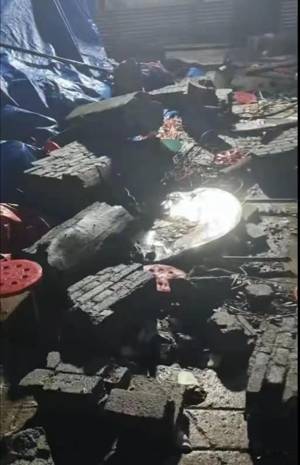 痛上加痛!云南昭通一村民家办丧事,为了接待宾客,借用隔壁家的院坝摆酒席,席间高