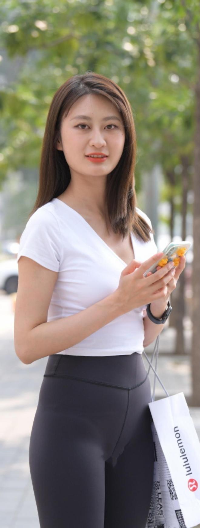 白色T恤搭黑色瑜伽裤短款白T恤贴合上身露出一小段腰腹尽显柔和上半身轮廓黑