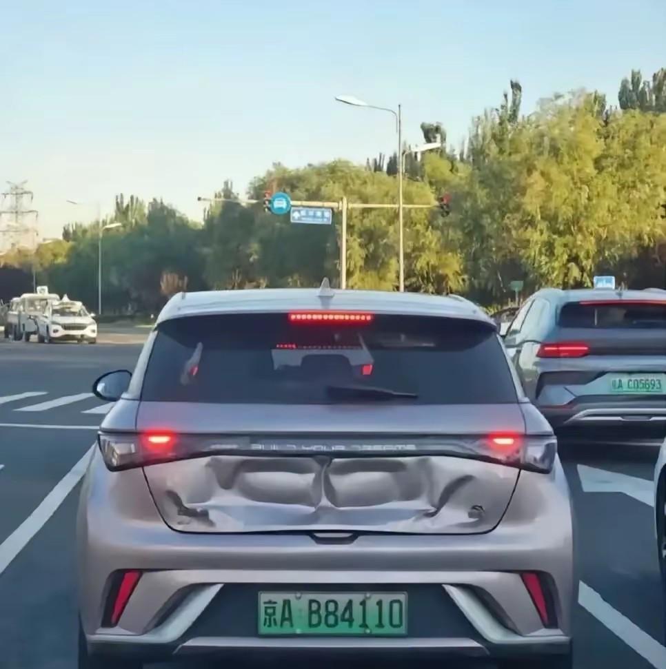 仅仅从被撞的痕迹来看，你知道他是被什么车追尾了吗？