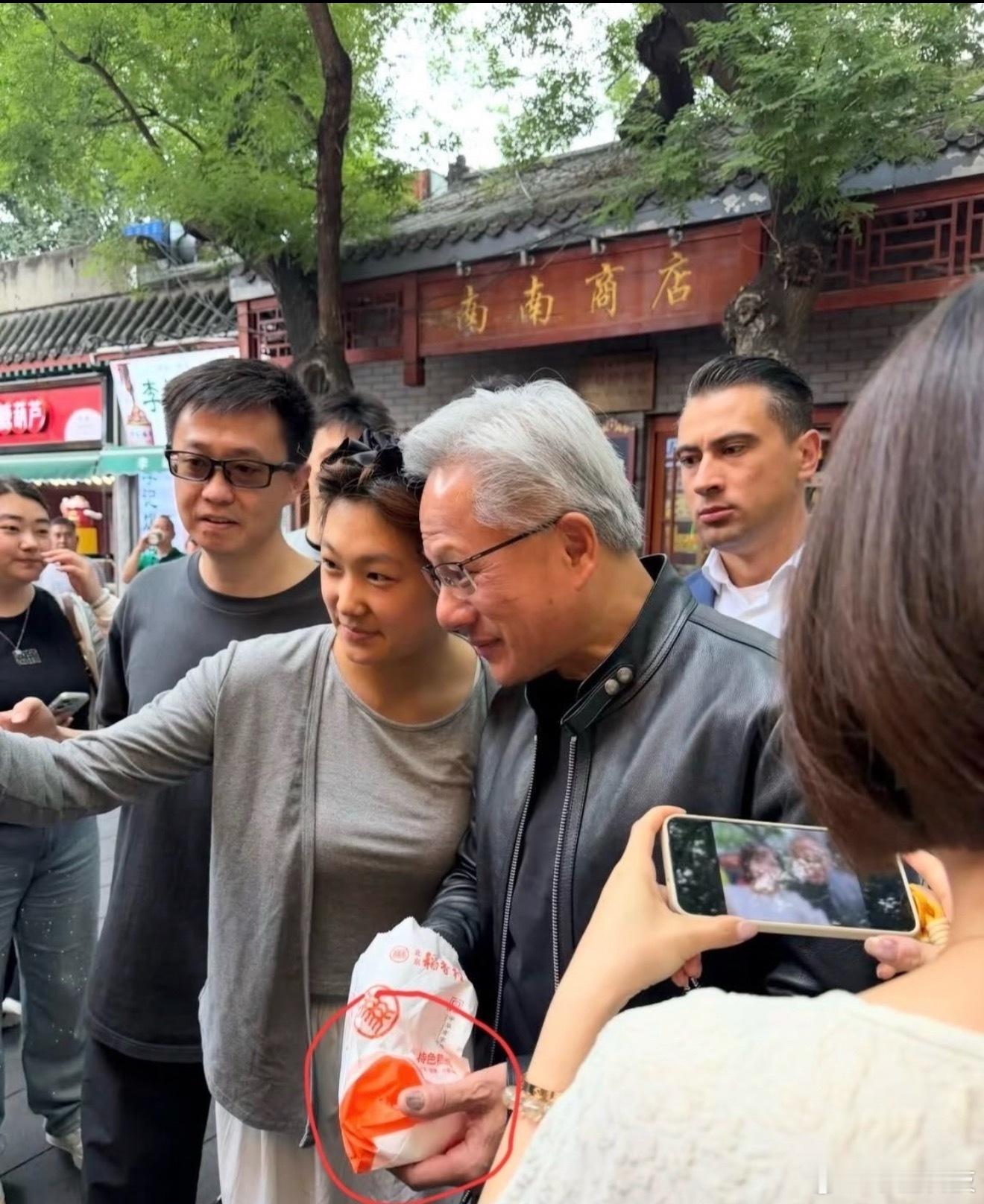 黄仁勋指甲我不信是灰指甲，有万亿身价在美国也治不好指甲问题？不可能！