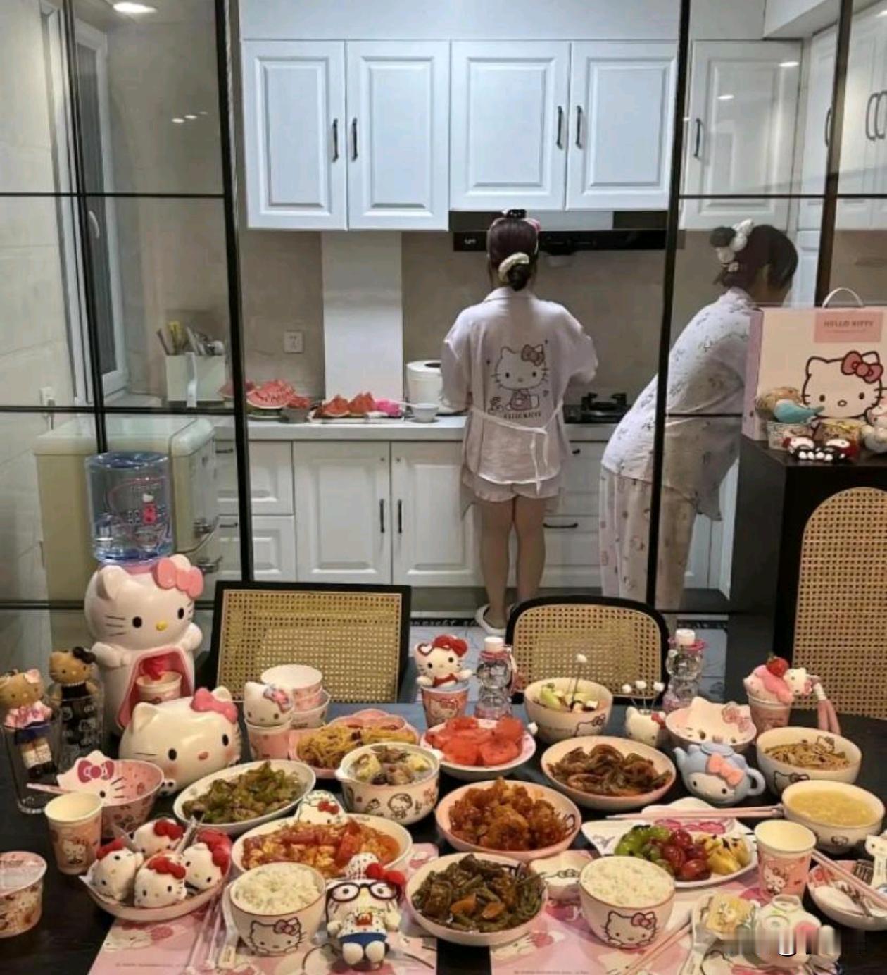 女儿的闺蜜感觉童心未泯，碗筷围裙都是这个猫猫