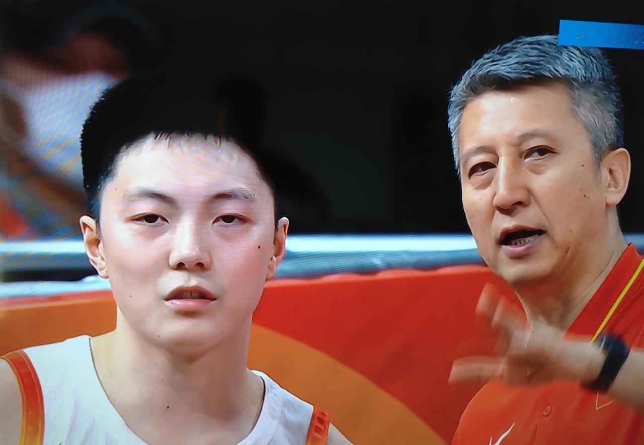 看回放那段真的挺别扭。李悦洲一个新人，被队长一直伸手要球，犹豫一下还是给过去，胡