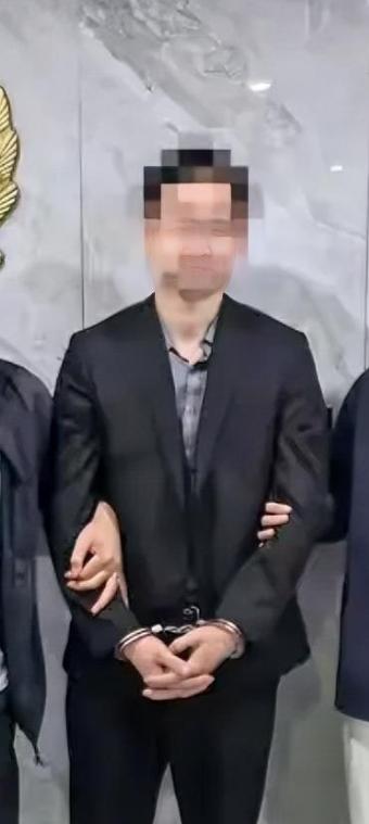 这场骗局藏了整整一年！5月14日报道，曾做贷款中介的刘某主动联系张大爷，谎称其贷