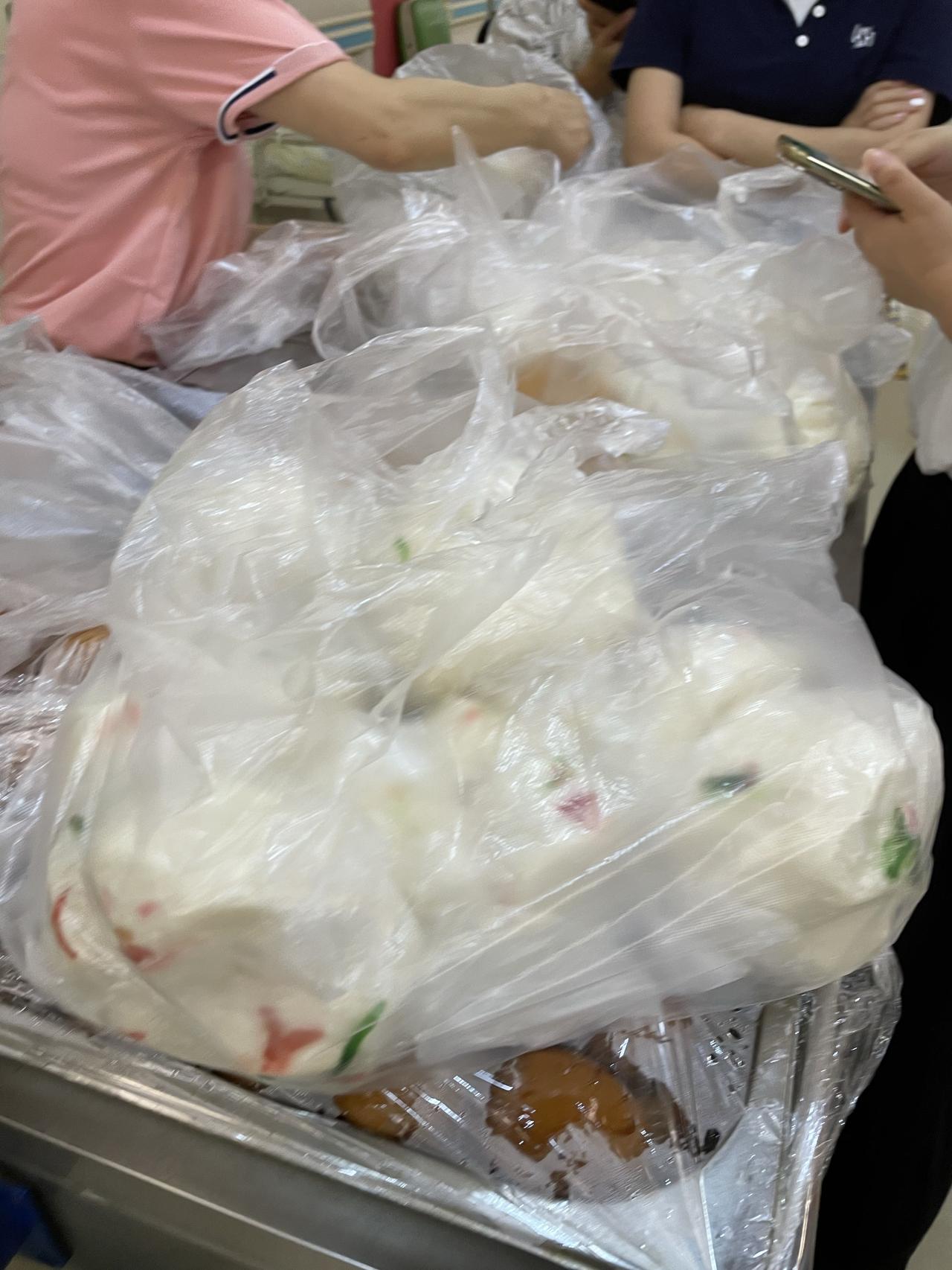 早餐一个馒头，午餐两个馒头，晚餐最为丰盛，是一盒米饭配一盒小青菜，一天下来花费不