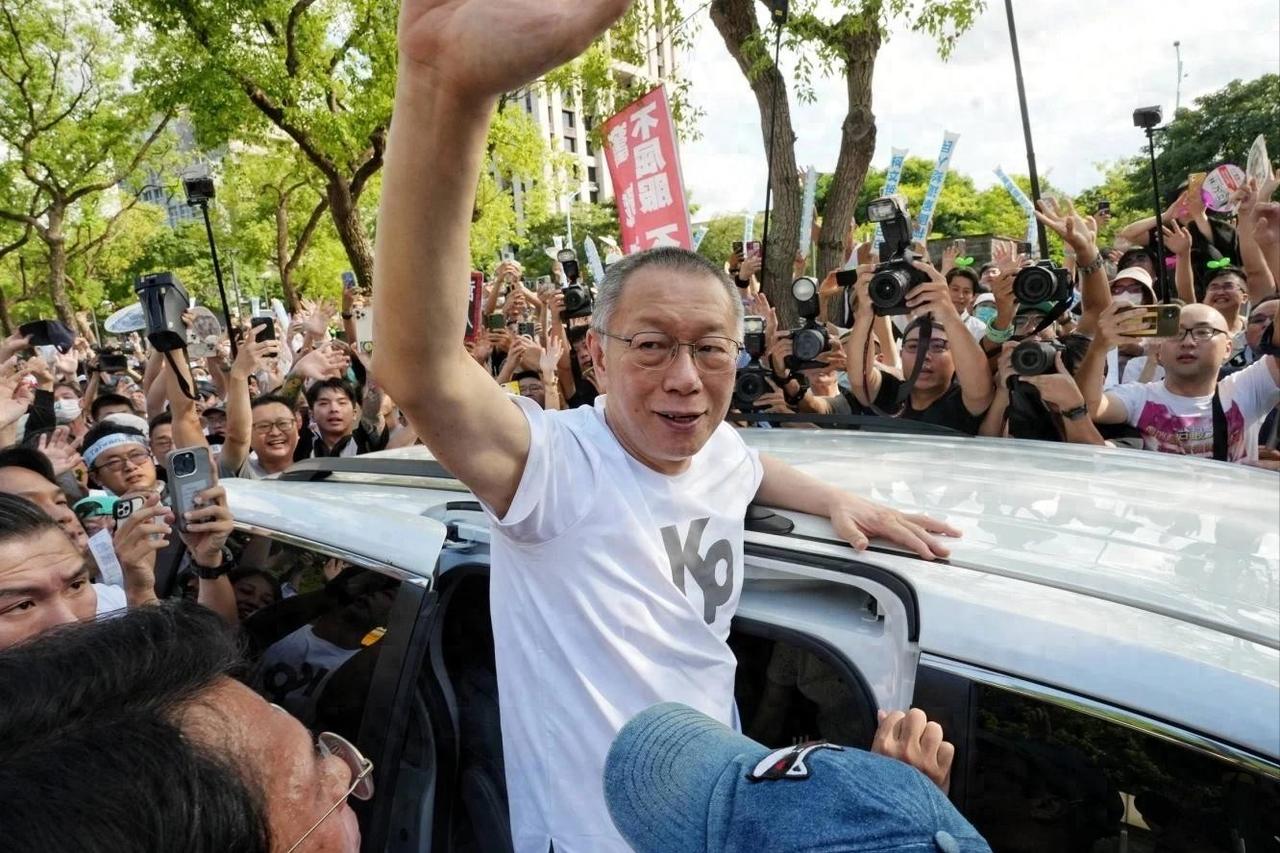 17年刑期，柯文哲今天亲自出庭上诉二审。庭外“还我阿北”的牌子举成一片，吴怡萱陈