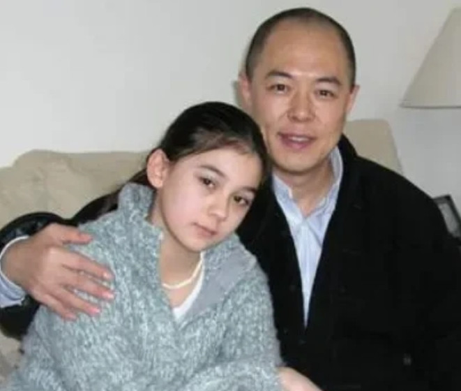 2002年，张铁林在暨南大学担任院长期间，恋上大二学生訾晓敏，同居生子后两人很快