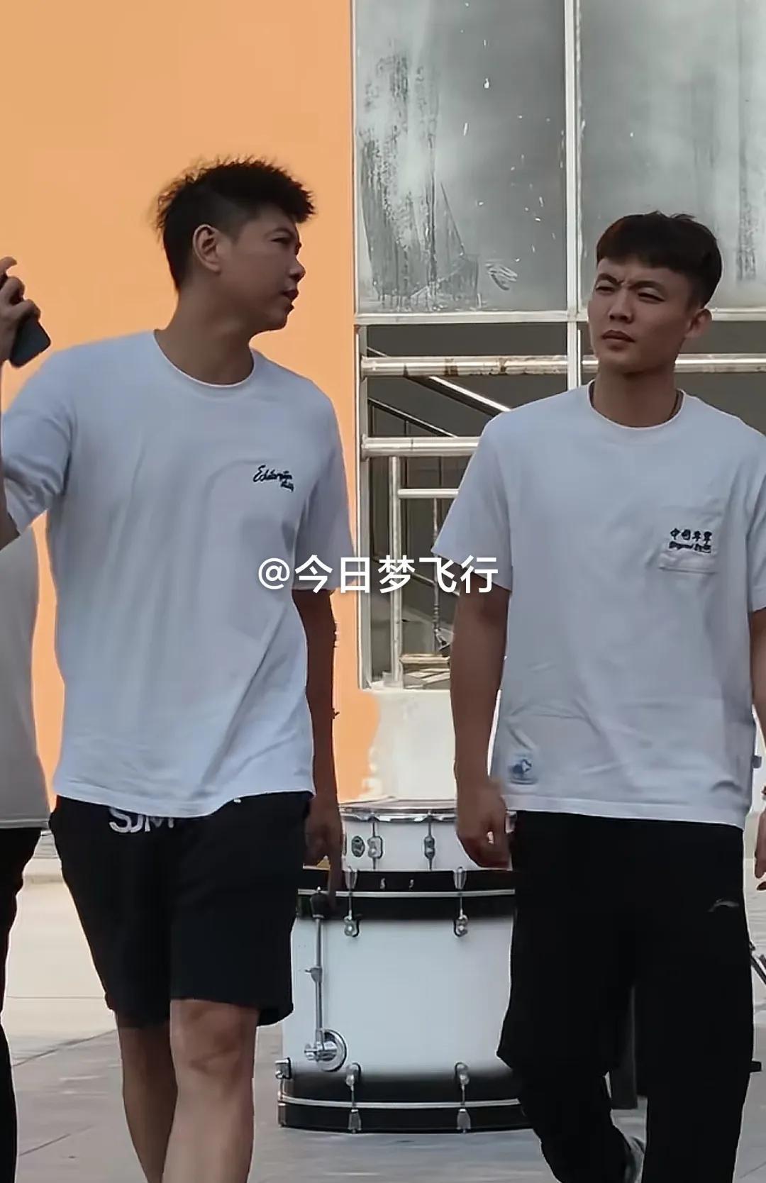 今日上午徐杰来沙田啦！今天上午，广东队球员徐杰与罗杰一齐出席了在东莞沙田镇举行