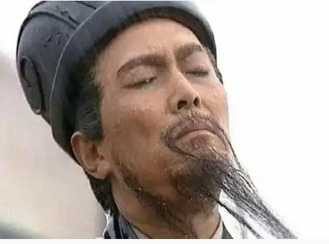 为什么诸葛亮做军师时，一直在笑，做丞相时，却一直在哭呢？有网友是这么回答的：做军