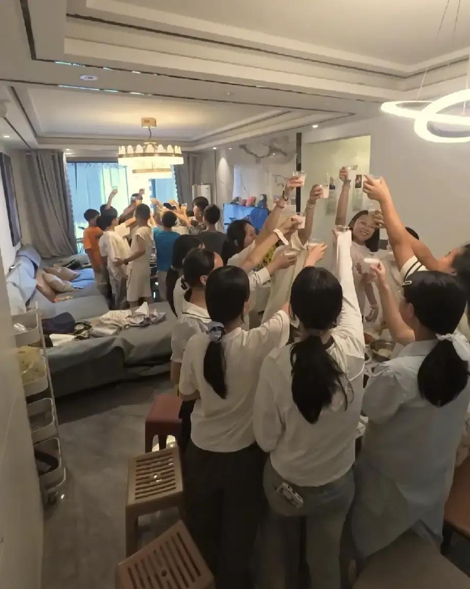 贵州一位妈妈推开门的那一瞬间，估计脑袋直发懵儿子明明说临近毕业想带几个同学回