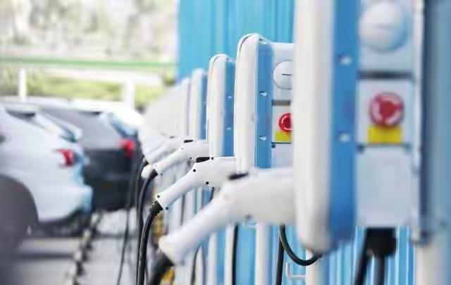 你信不信？现在吹上天的800V快充和换电站，三年后回头看，就是个过渡品。蔚来