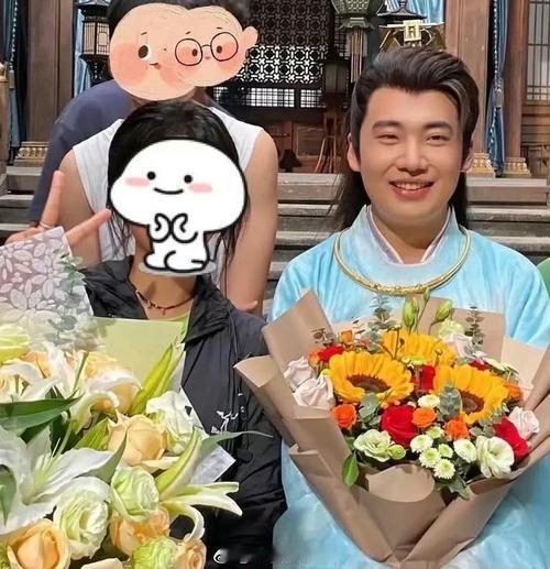 陶阳婚礼上，郭麒麟被伴娘拉到前排，捧花像装了GPS精准砸进他怀里，全场瞬间起哄催