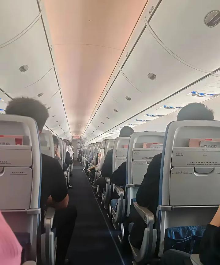 前些日子出差坐了一次国产大飞机C919,说实话乘坐体验和波音、空客没有任何区别，