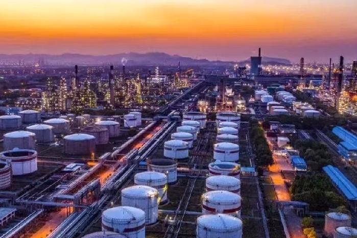 12月8日，《华尔街日报》报道:“2025年中国原油日均进口量下降24万桶，创2