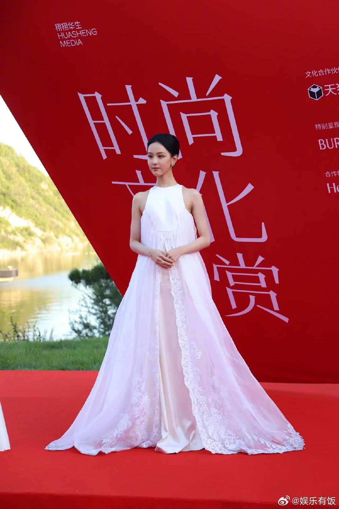 陈都灵一朵纯白茉莉花亮相栩栩华生时尚文化大赏红毯，纯白色长裙，仙气又优雅，