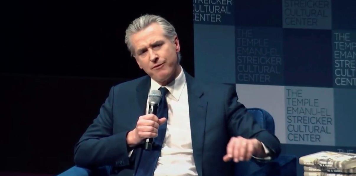 加州州长痛批特朗普，说拜登是伟大总统，到底咋回事？今天有个美国的大新闻，加州