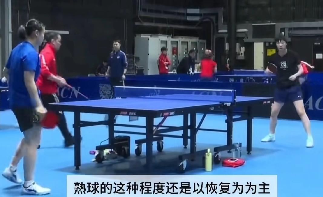 王曼昱伦敦团体世乒赛训练馆首日训练。与徐奕对练，主管教练任浩在身边指导。女队主