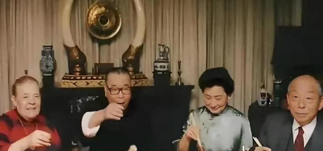 1985年,蒋经国宴请张学良,留下一张合影,3年后蒋经国离世!1985年的