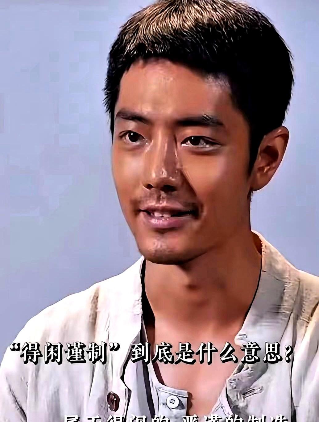 刚看到肖战在新剧《得闲谨制》里的剧照，说实话，第一眼真没认出来。那张脸黑黢黢