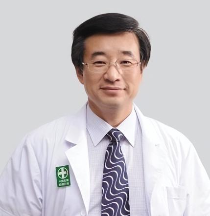 王辰的狐狸尾巴藏不住了！王辰被免去院长职务的事引发不少人的不少关注虽