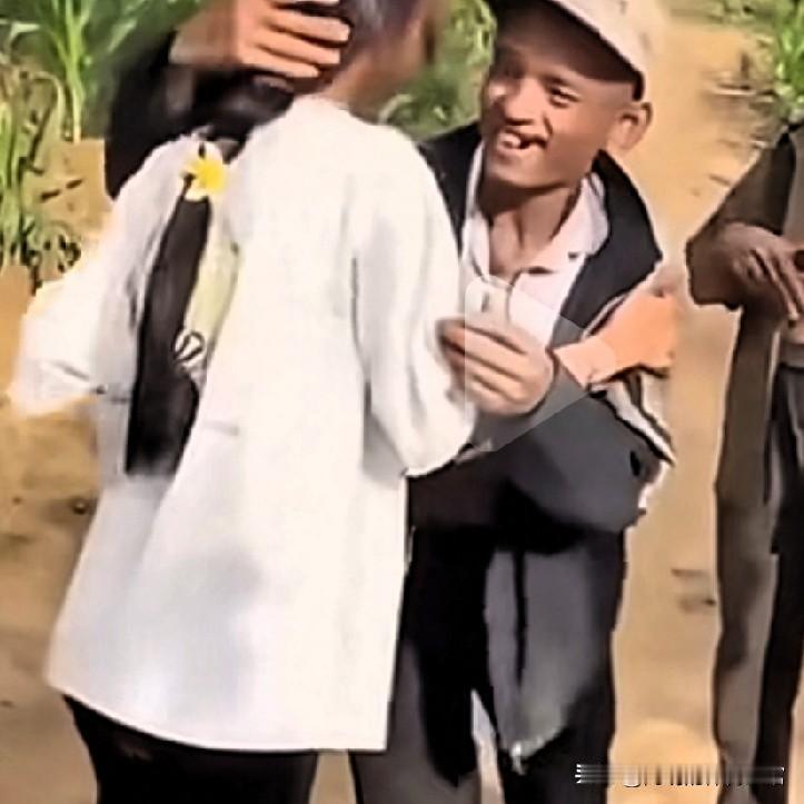 中国小伙带着9000万的老挝币，去老挝提亲，见到女孩后，无论是长相还是身高都很满