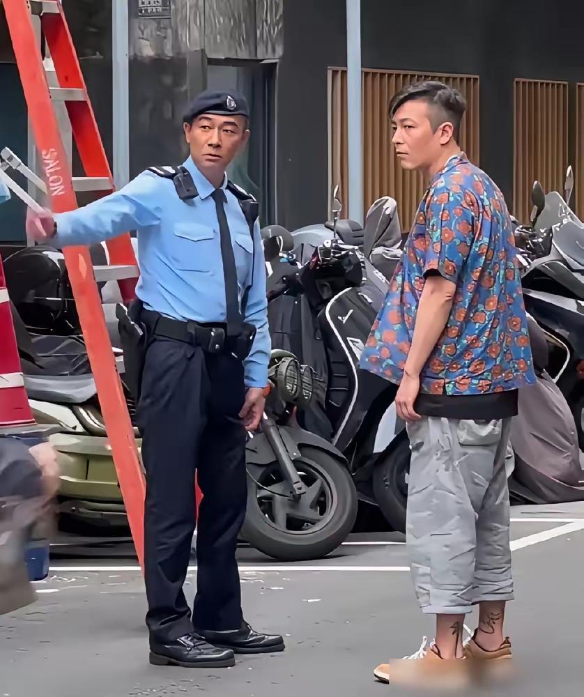 哎呦我去，陈冠希这身衣服咋那么难看哦，简直一言难尽。难看的不要不要的，感觉还没有