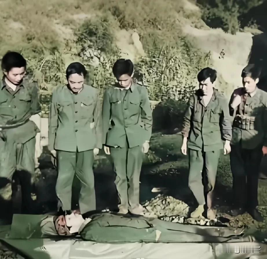 1984年，第一侦察大队战友向王有文烈士遗体告别！10月27日，他带战友执行
