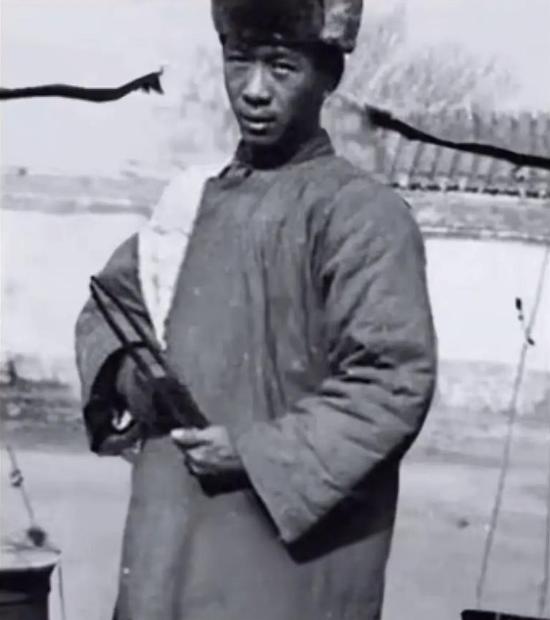 🌞1937年，一位日本军官在大连“庆祝攻占南京胜利”，正当他伸直脖子弯腰9