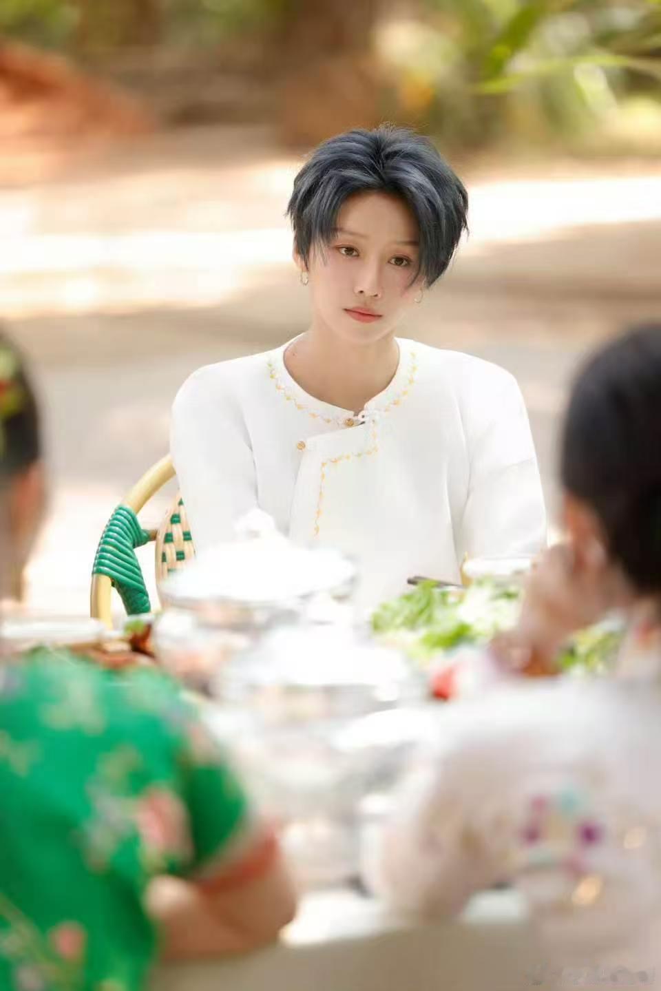 小鬼刘雨昕心跳彩排彩排路透里两个人站在一起，还没开口就已经很有气场了。小鬼的节