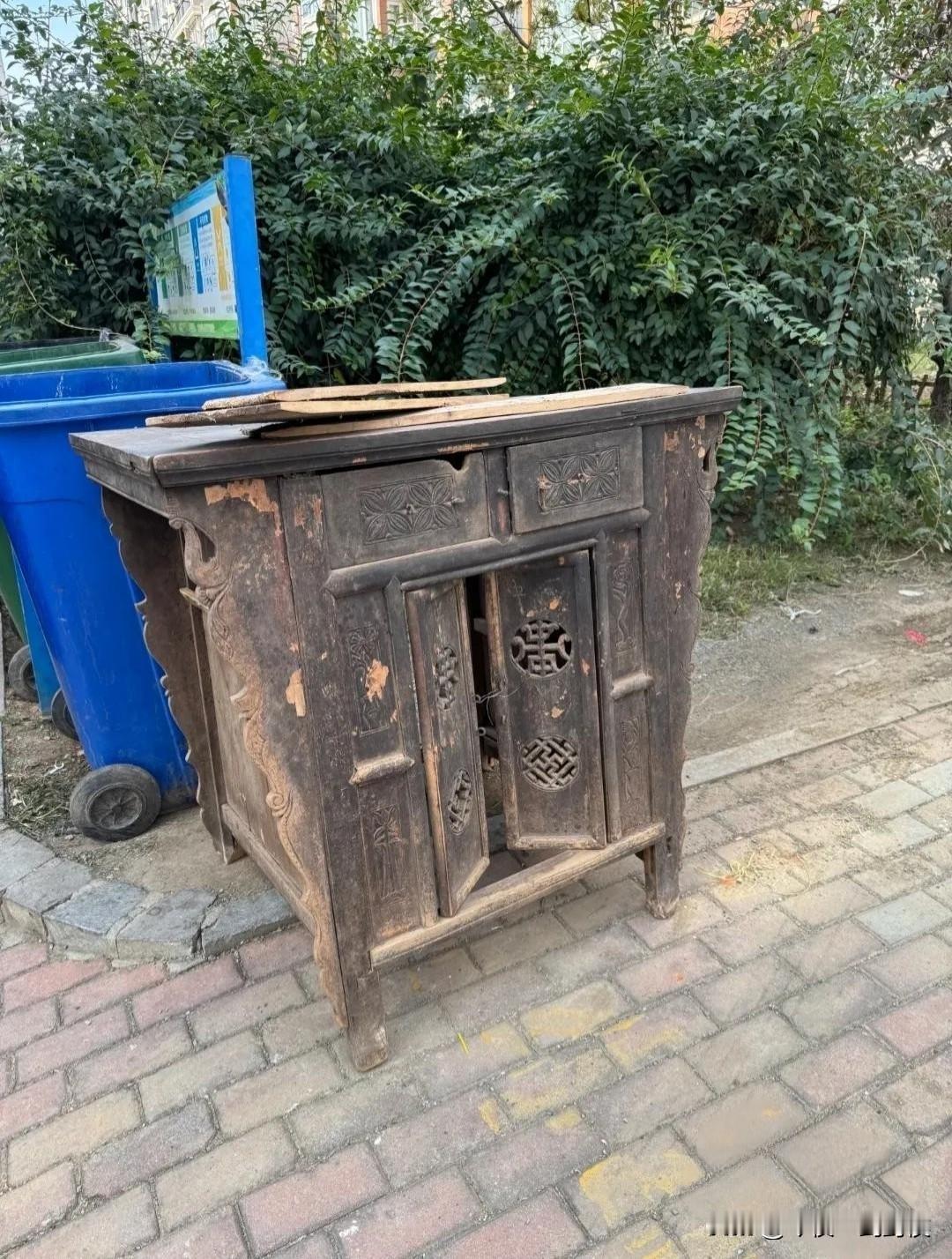 垃圾桶旁边，这是谁扔的？特别像我小时候爷爷奶奶的那个，我站在旁边等了半天也没有