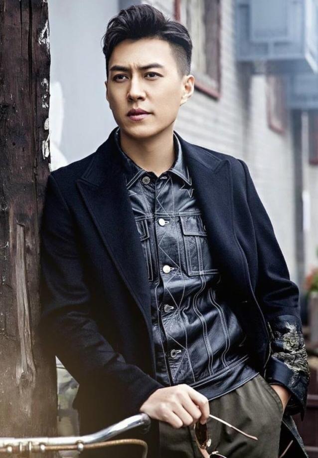 见靳东真人前，隔着屏幕觉得他是“精英”二字的代名词——梳得一丝不苟的头发，笔挺西