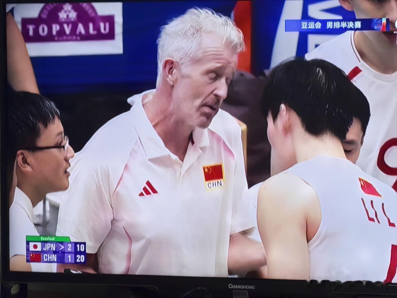 亚运男排中国队输给日本，挑战回放被质疑。日本队太鬼了！很少看中国男排的比赛，生