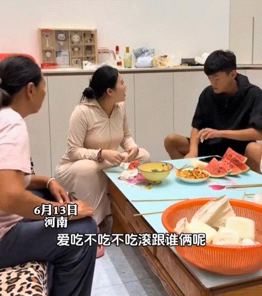 解释不清了！河南，儿媳当着公婆面和丈夫吵架，丈夫拿酒瓶砸妻子头部，酒瓶瞬间碎成渣