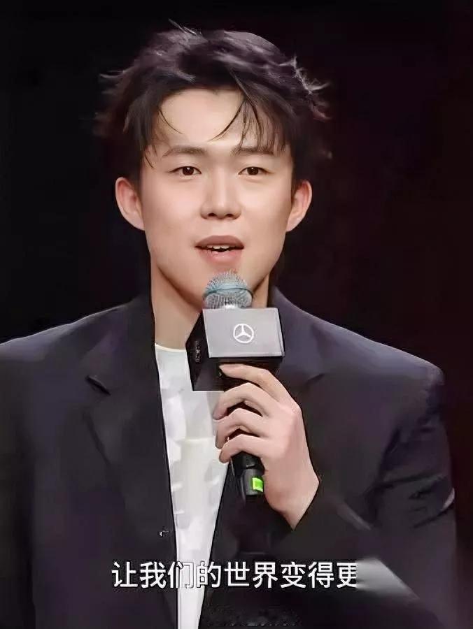 王楚钦还没到澳门？原来为了这个约定…当其他运动员都抵达澳门时，王楚钦却为