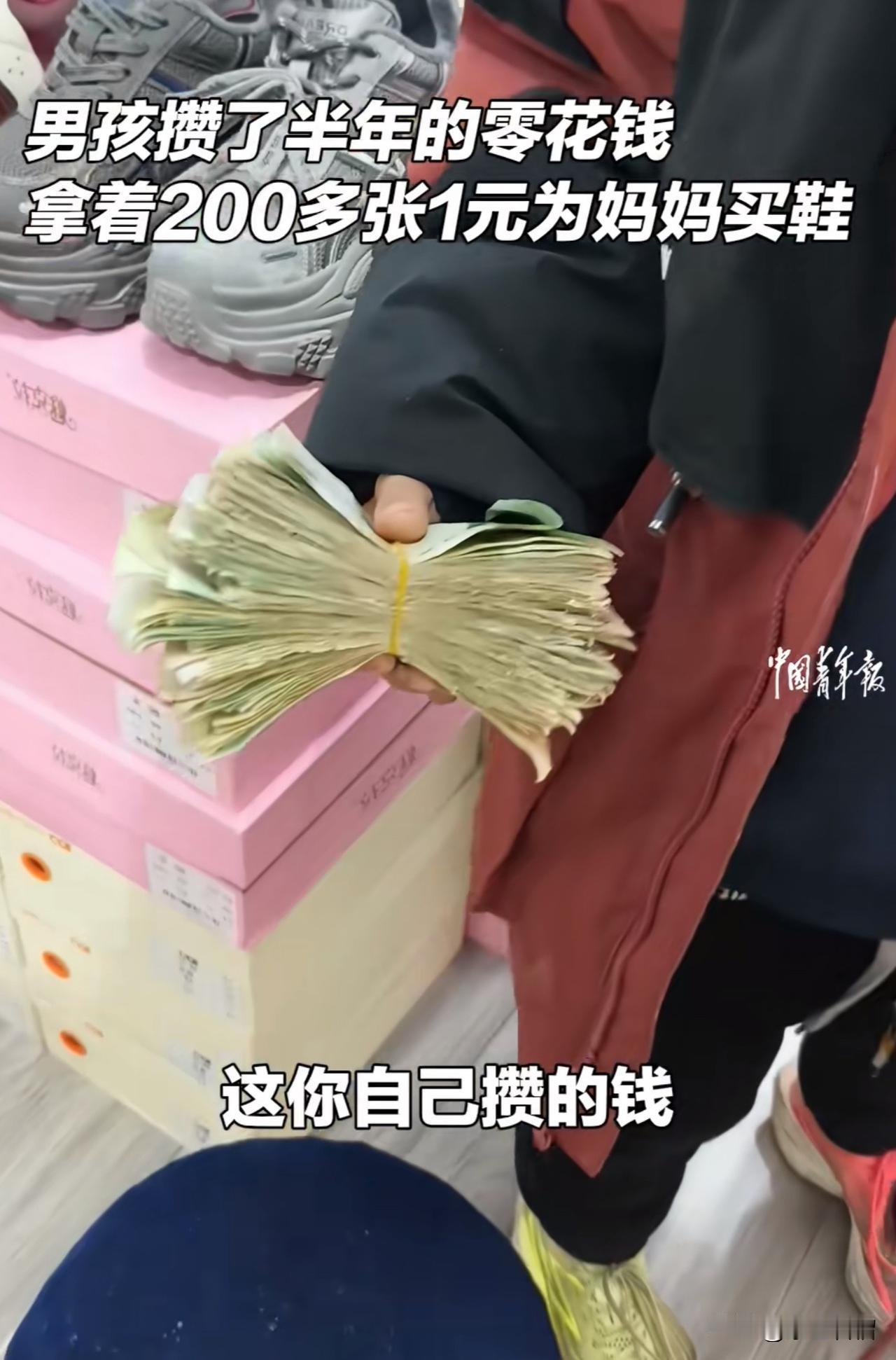 看了令人感动落泪！近日，在河北石家庄，一个11岁的男孩手持厚厚