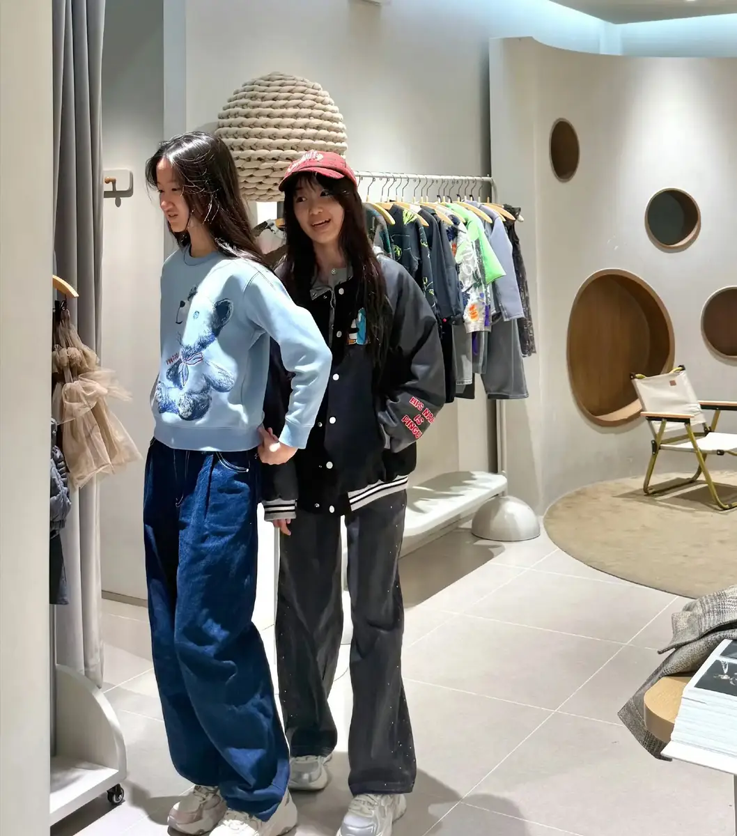 赵子琪带俩女儿逛街火星木星高挑出挑气质随妈