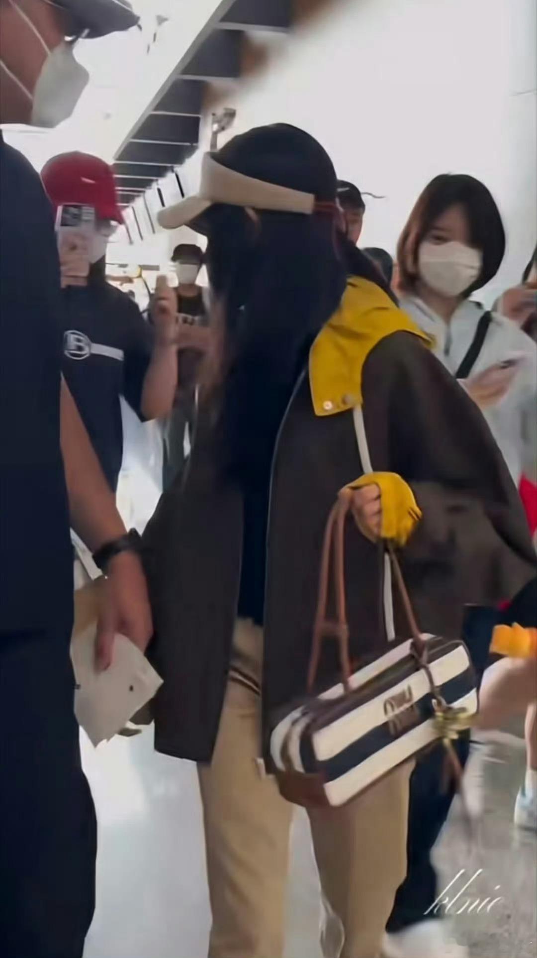 刘浩存不要踩我鞋刘浩存路演现场跳舞，穿得跟美少女战士似的，手长脚长体态真美！