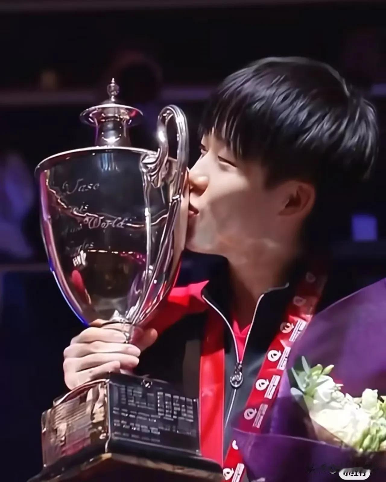 球迷们大喊亲一个！于是这位小男左终于把他的吻落在了新娘杯上[呲牙笑]愿这个男孩自