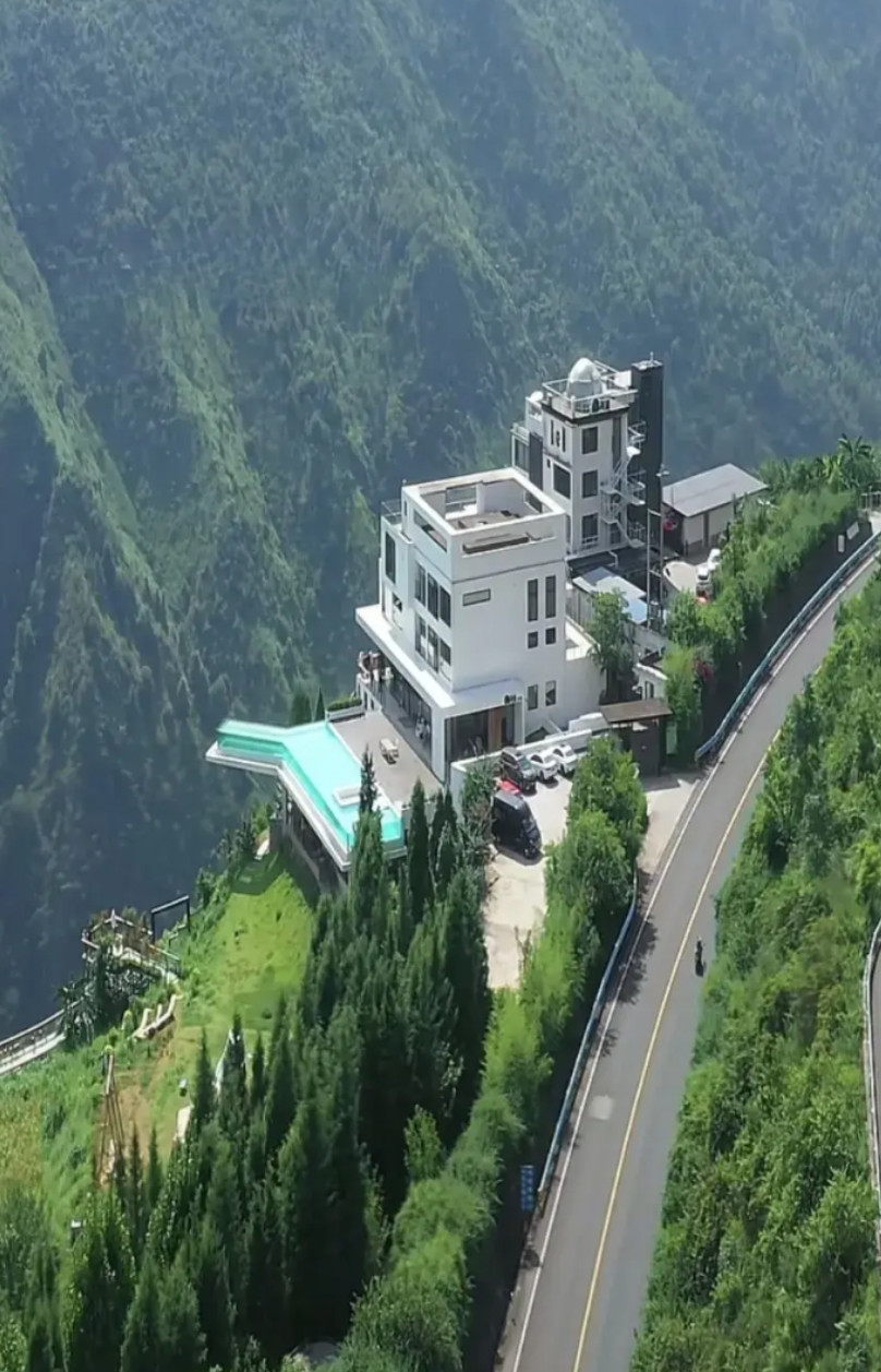 贵州两兄弟盖豪宅，没想到会选择这种地方，虽然紧靠万丈深渊很吓人，但周边青山绿水，