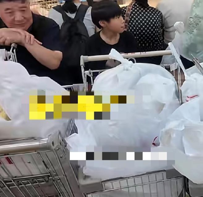 8月26日，河南许昌，安徽一顾客开着客车到胖东来，仅用3、4个小时，7辆购物车装