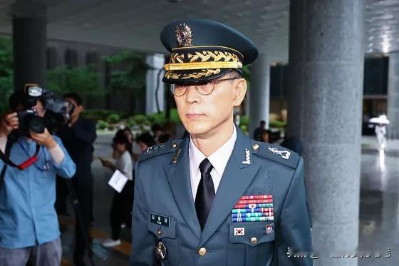 21日韩国法院驳回特检组申请的对无人机作战指挥官金永大的逮捕令。当