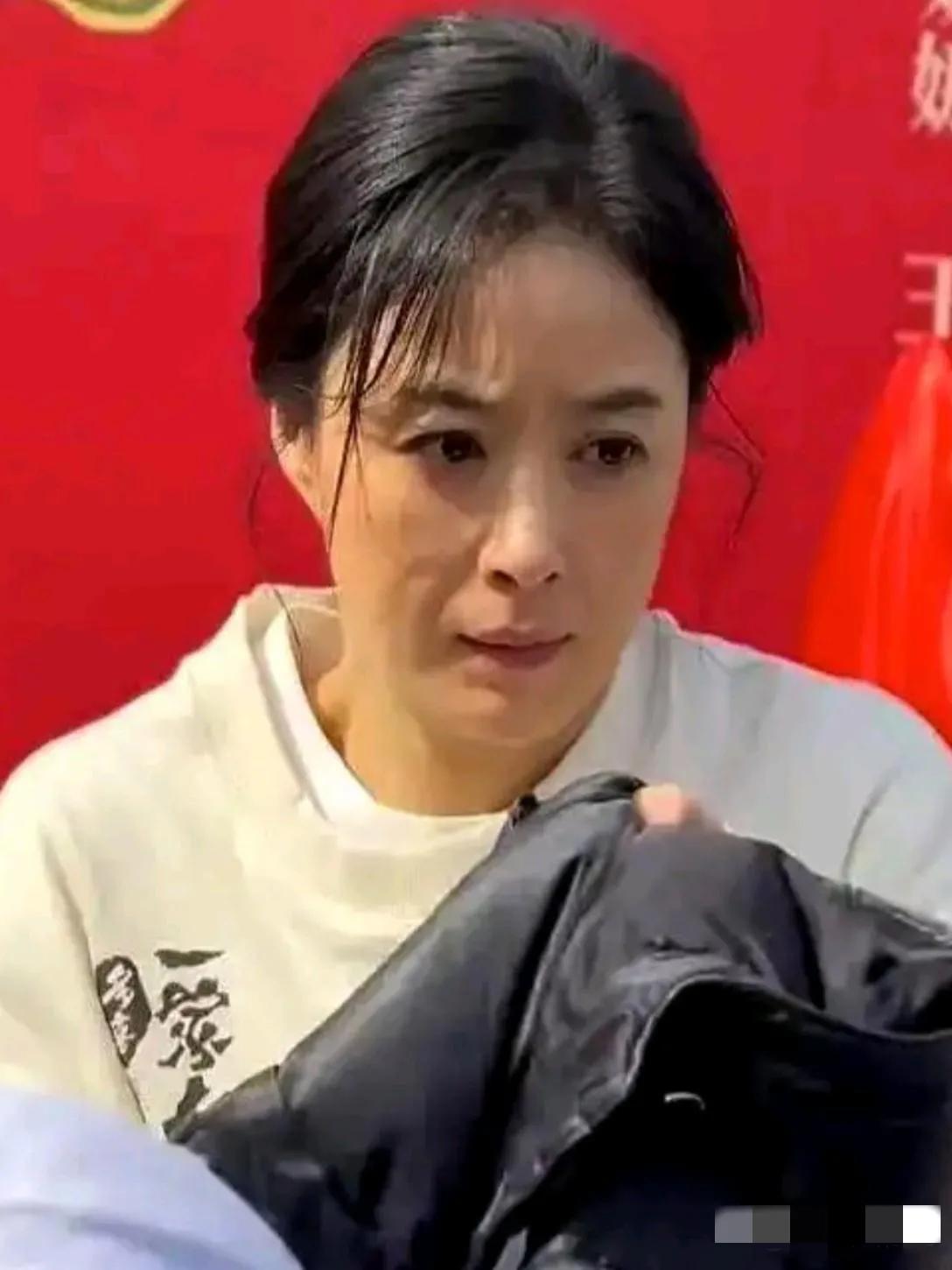 瘦身后蒋欣的生图曝光：头窄脸长，肤色暗黄，面部崎岖，额纹清晰，眼角耷拉，目光疏离