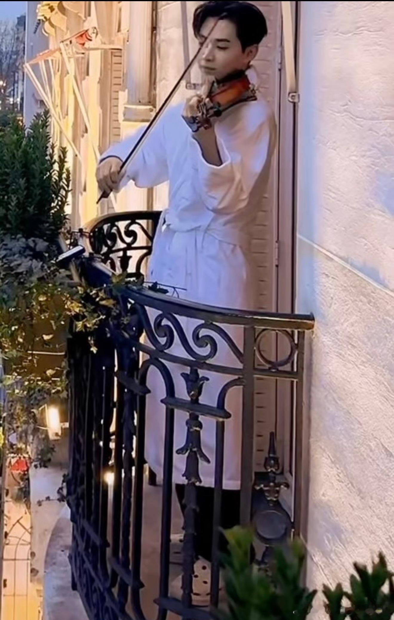 这双拖鞋救过Henry的命吗粉丝们真的太细心了，连Henry去巴黎穿的拖鞋都被